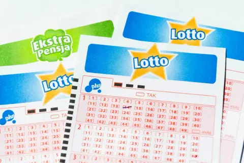 Dwa kupony gry Lotto z zaznaczonymi liczbami i napisem "Ekstra Pensja".