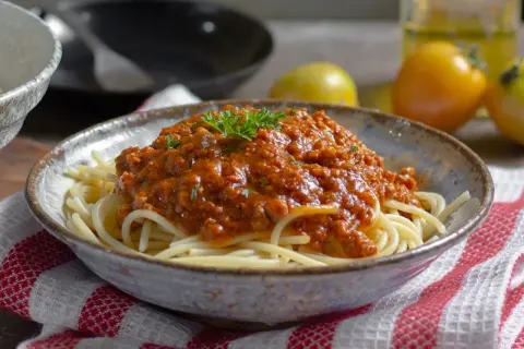 Kaloryczność spaghetti bolognese: Obniż kalorie bez utraty smaku