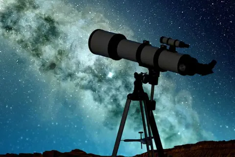 Teleskop na statywie na tle Drogi Mlecznej i nocnego nieba.