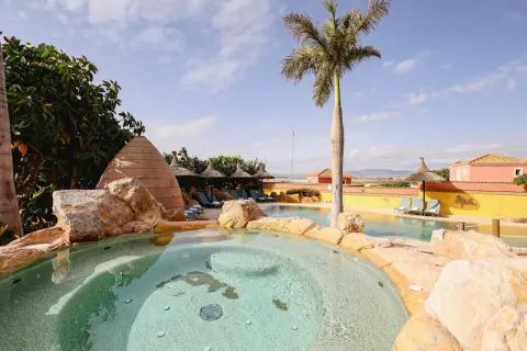 Disfruta de un día soleado en Vera con piscinas, palmeras y un ambiente relajado. ¡Perfecto para saber qué hacer en Vera!