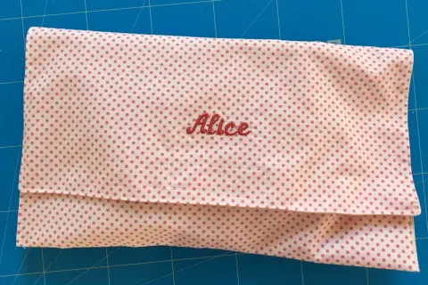 Tuto pochette range serviette de table personnalisée "Alice". Idéal pour les pique-niques ou les repas à l'extérieur.
