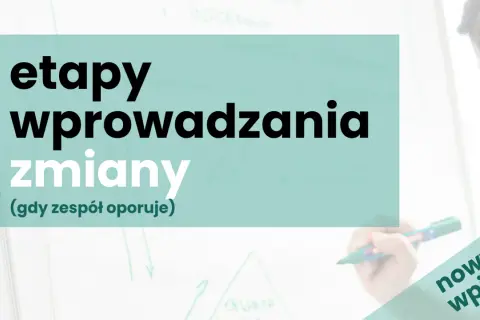 Etapy wprowadzania zmian organizacyjnych, gdy zespół oporuje. Kobieta pisze markerem na tablicy.