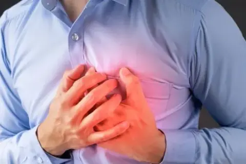 Czakra serca a ból w klatce piersiowej: zrozumienie przyczyn i ulgę