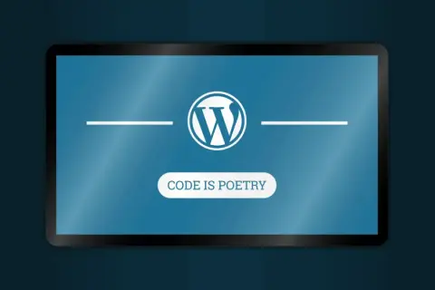 Logo WordPress na ekranie tabletu. Pod nim napis "CODE IS POETRY". To jest właśnie wordpress co to.