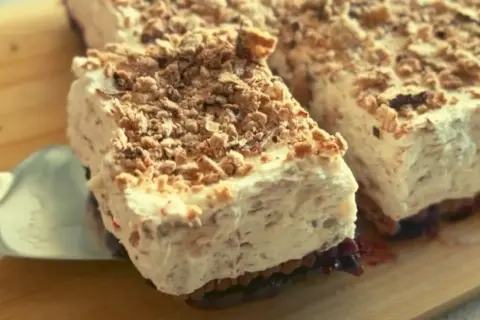 Puszyste ciasto z grześków z owocami na spodzie, posypane chrupiącą kruszonką. Idealne na deser.