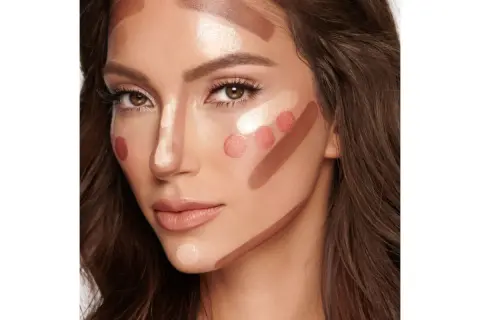 Ecco come si fa il contouring: strisce di fondotinta scuro e chiaro sul viso per scolpire i tratti.