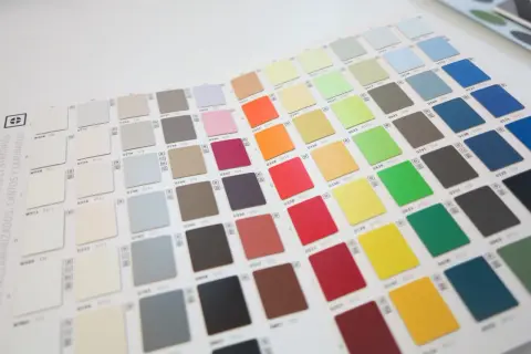 Un nuancier de peinture présente une large gamme de couleurs vives et pastel, parfait pour choisir la teinte idéale.