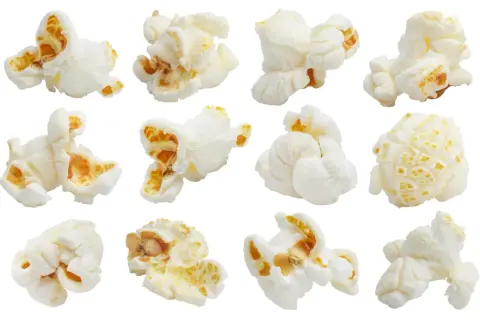 Dodici chicchi di popcorn soffici e bianchi, pronti per essere gustati. Attenzione alle calorie!