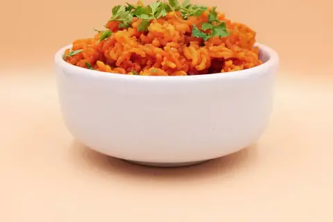 Aromaticzny ryż z curry, doprawiony świeżą kolendrą, kusi apetycznym kolorem.