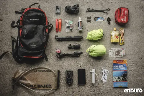 Plecak, pompka, dętka, łatki, multitool, apteczka, mapa Beskidów – to wszystko, co zabrać w Bieszczady na rowerową wyprawę.