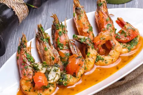 Camarones jugosos en salsa de tomate y ajo, un festín digno de una parroseta San José.