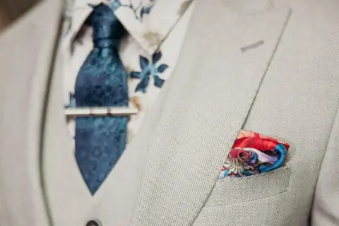 Jak nosić szpilkę do krawata, aby wyglądać elegancko i stylowo