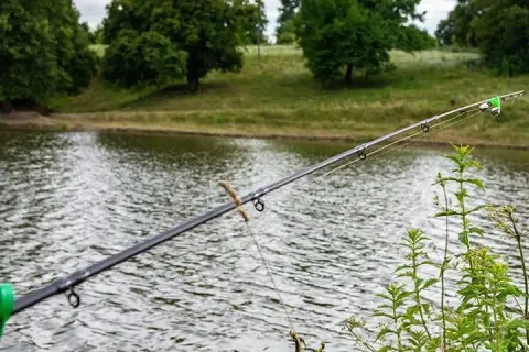 Czy wędką spinningową można łowić na spławik? Sprawdź zalety i techniki