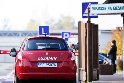 Ile zarabia egzaminator prawa jazdy? Zaskakujące fakty o wynagrodzeniu