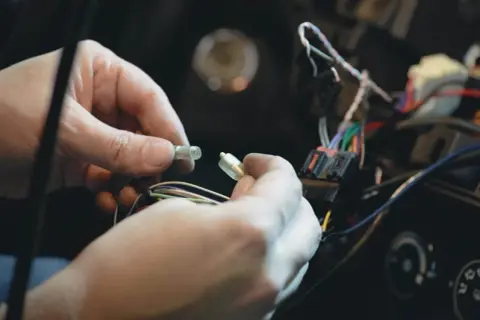Jak sprawdzić przewody elektryczne w samochodzie i uniknąć problemów