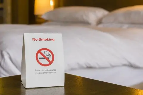 Jak palić w hotelu bez kar – poznaj zasady i unikaj problemów