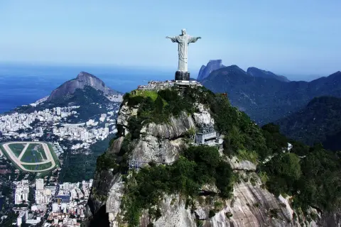 Jezus w Rio, z rozpostartymi ramionami, góruje nad miastem i oceanem. Widok zapiera dech w piersiach.