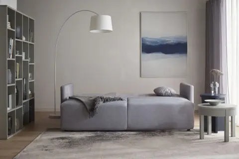 Jasne ściany idealnie komponują się z szarymi meblami, tworząc spokojną i elegancką przestrzeń.