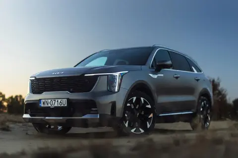 Nowy Kia Sorento 2025 na tle pustynnego krajobrazu, z charakterystycznym grillem i nowoczesnymi światłami.