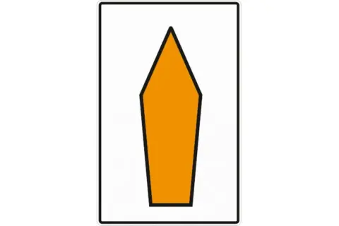 Oranges schild autobahn: ein Verkehrsschild mit einem orangefarbenen Pfeil nach oben, der eine Fahrspur markiert.