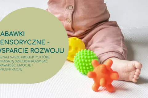 Niemowlę z zabawkami sensorycznymi: żółtą, zieloną i pomarańczową kulką.