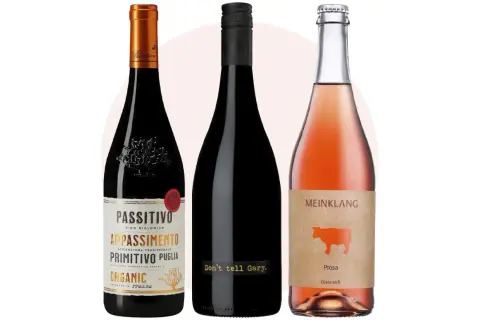 Tre flaskor vin: en röd, en svart och en rosé. Perfekt vin till hamburgare för alla smaker.
