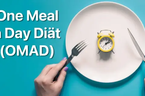 Ein Teller mit einem Wecker symbolisiert die "One Meal a Day Diät" (OMAD). Gabel und Messer warten auf die einzige Mahlzeit des Tages.