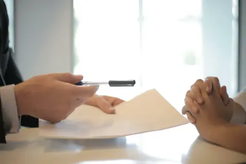 Mani che firmano documenti, in attesa della delibera mutuo tempi.