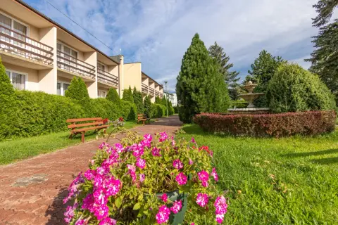 Ośrodek wczasowy Słowianka zaprasza do wypoczynku. Piękny ogród z fontanną, kwitnące kwiaty i zielone krzewy tworzą relaksującą atmosferę.