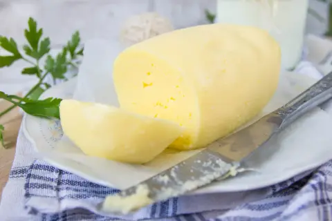 Domowe masło, idealne do smarowania. Dowiedz się, jak zrobić masło i ciesz się jego świeżym smakiem.