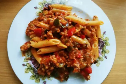 Makaron penne z sosem pomidorowym i mięsem mielonym - łatwy przepis na obiad