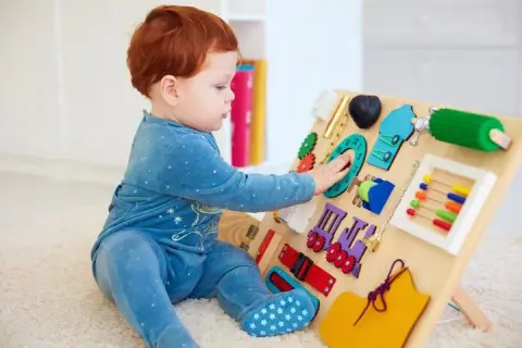 Tablica sensoryczna dla niemowlaka - jak wspiera rozwój dziecka?