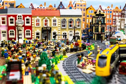 Kraków atrakcje dla dzieci: Klockoland to miniaturowe miasteczko z pociągiem, domkami i ludzikami z klocków.