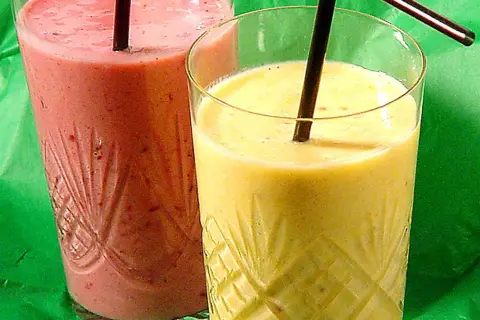 Två glas med färgglada smoothies, ett rosa och ett gult. Perfekt för ett snabbt smoothie recept.