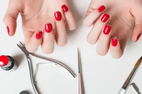 Jak pomalować paznokcie jak profesjonalistka? Trwały manicure!
