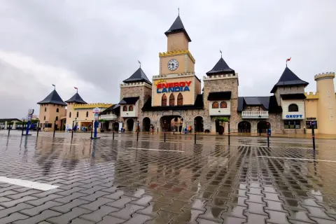 Energylandia jak pada deszcz - co warto wiedzieć o atrakcjach w deszczu