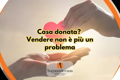 Mani che si passano un cuore rosa. "Casa donata? Vendere non è più un problema". Un bene comune non censibile si può vendere.