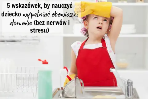 Zmęczona dziewczynka w fartuszku i rękawiczkach, z wałkami na włosach, przy zlewie. Jak nauczyć dziecko obowiązków domowych bez stresu.