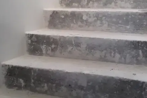 Jak skutecznie pokryć schody betonowe? Wybierz najlepsze materiały!