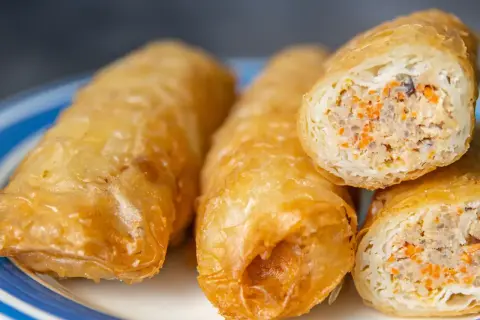 Nems croustillants, garniture visible avec carottes et viande hachée. Une délicieuse recette nems à déguster.