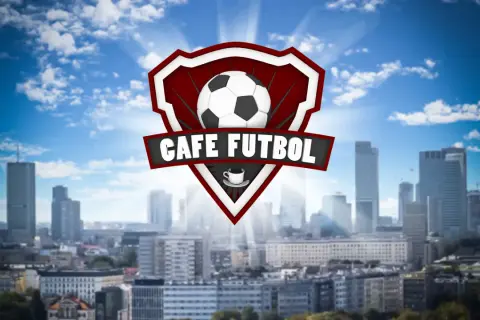 Logo "Cafe Futbol" z piłką i filiżanką kawy na tle miejskiej panoramy. Idealne miejsce na wspólne oglądanie meczów!