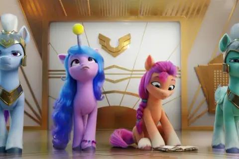 Kucyki z My Little Pony: Nowe Pokolenie w zbrojach stoją obok siebie. Izzy z piłką na głowie i Sunny siedząca przy księdze.