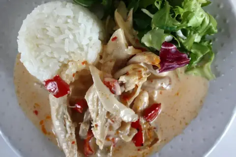 Kyckling i krämig mango chutney sås med ris och sallad.
