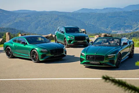 Trzy zielone Bentley na tle górskiego krajobrazu. Sprawdź, jaka jest aktualna bentley cena tych luksusowych aut.