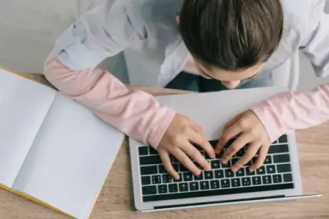 Twój laptop pożera prąd? Sprawdź, ile kosztuje i jak oszczędzać
