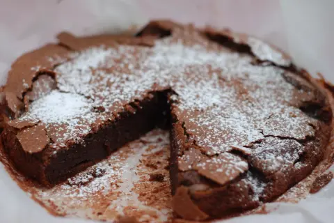 En saftig kladdkaka med pudersocker, perfekt för kladdkakans dag.