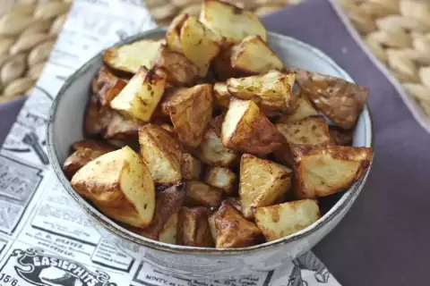 En skål med gyllene, krispiga rostad potatis. Perfekt tillbehör som doftar ljuvligt.