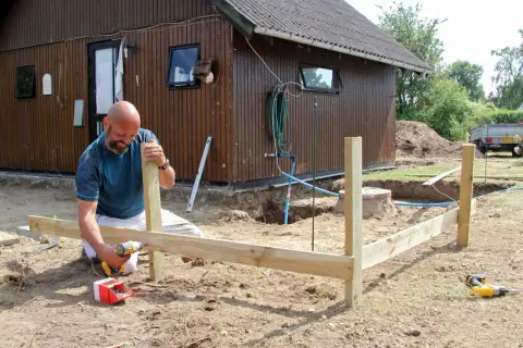 Man bygger en trästomme för en utbyggnad av huset. Inspiration för husprojekt.