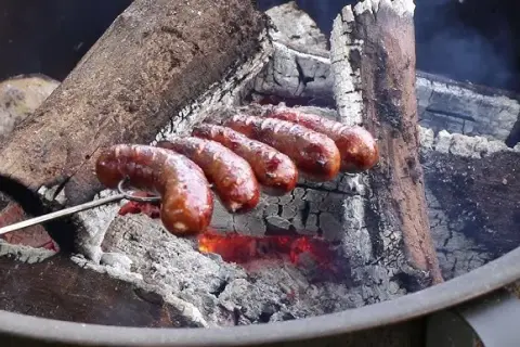 Idealna kiełbasa z ogniska: Wybierz, upiecz i podaj jak mistrz