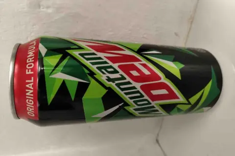 Puszka Mountain Dew z napisem "Original Formula". Czy to energetyk? Tak, to napój gazowany, który często jest wybierany dla pobudzenia.